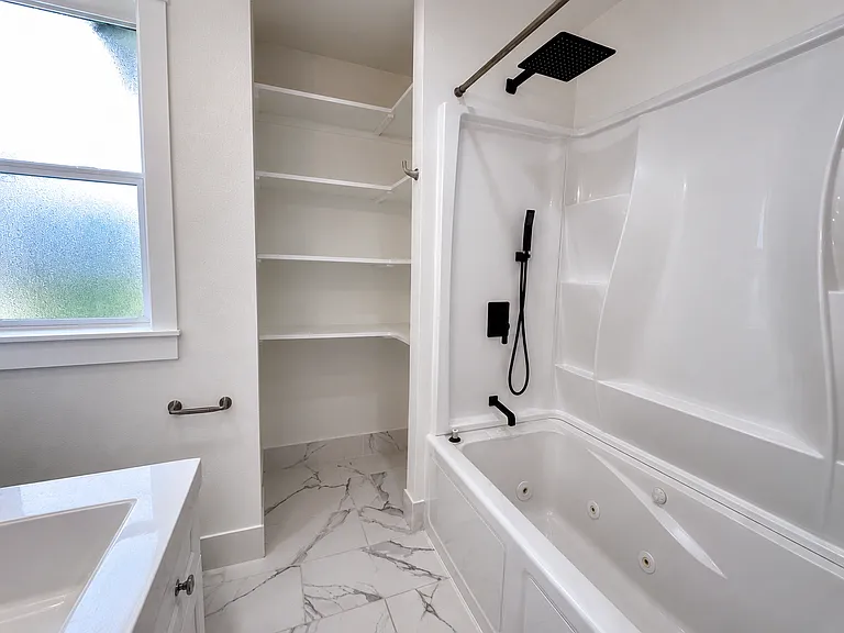 5910 NE 60th Ave — Photo 16