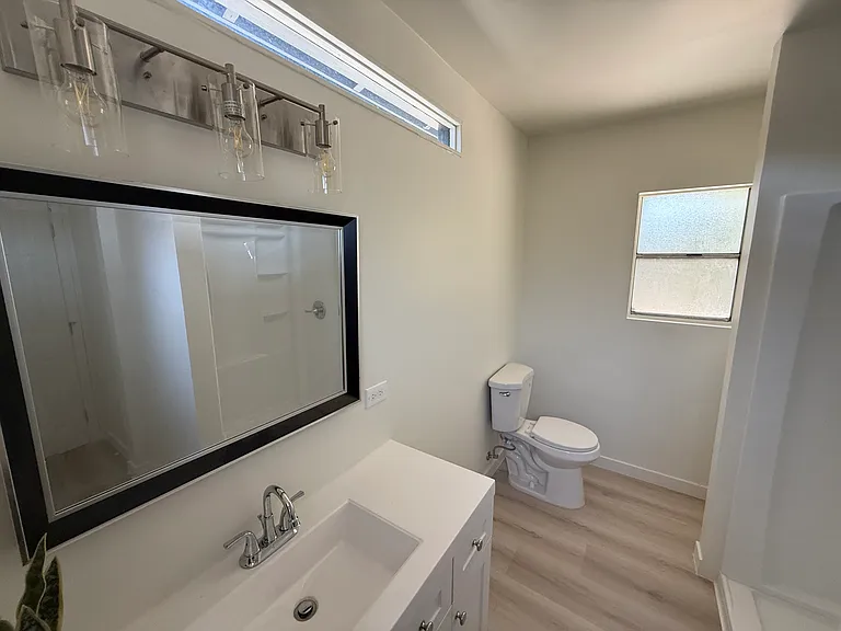 7725 Owensmouth Ave — Photo 18