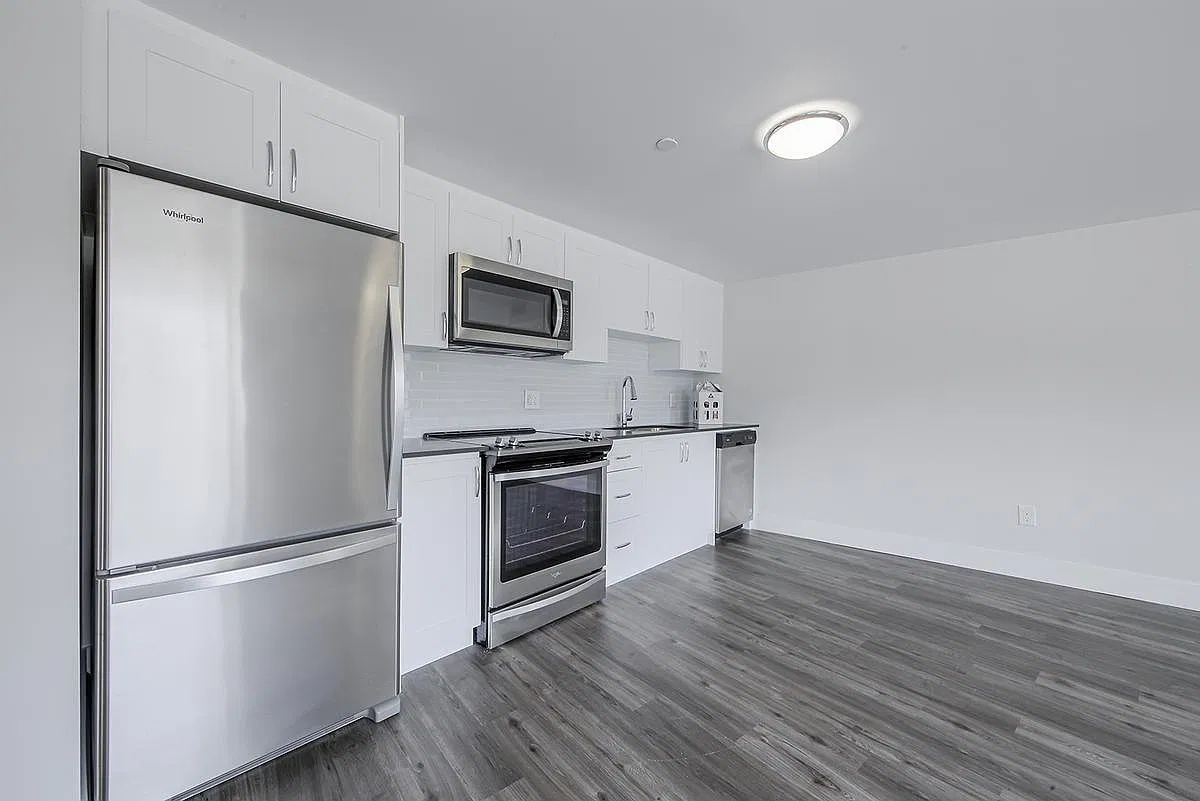 7 Elizabeth Street North — Photo 1