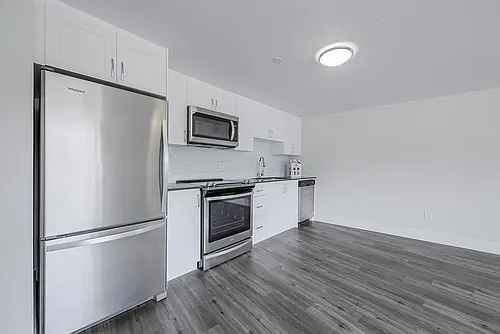 7 Elizabeth St N Photo 1