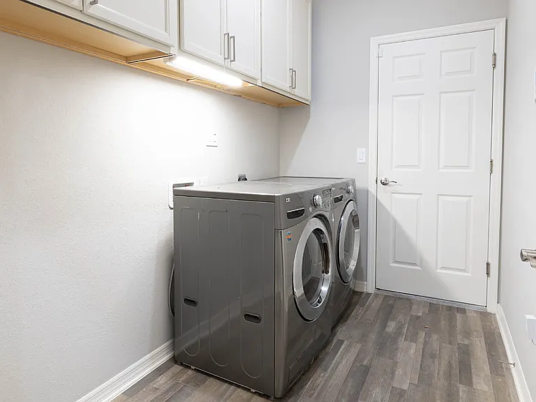 1069 Montgomery Ln — Photo 29