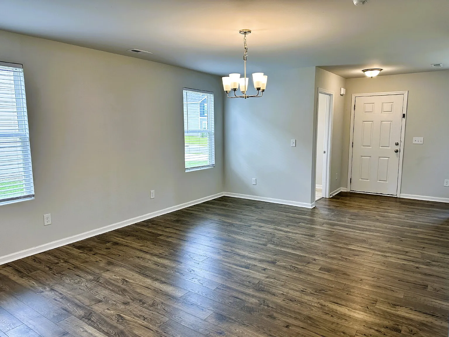 4 bed, 2.5 bath, 1925 sqft, $1,900 — Photo 3