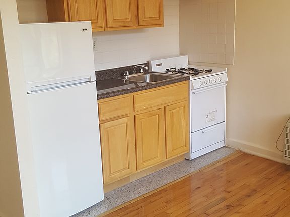 3rd image of 3527 Leverich St