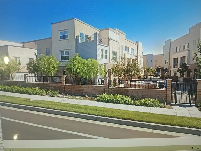 686 Heritage Ln — Photo 3