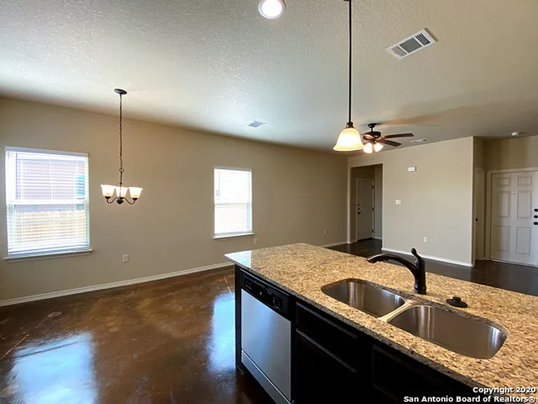1516 Lucille St — Photo 4