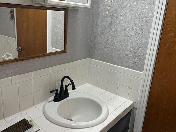 5th image of 2211 Salinas Ave
