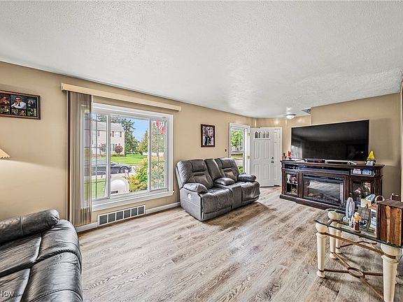 4th image of 1597 Woodrow Ave