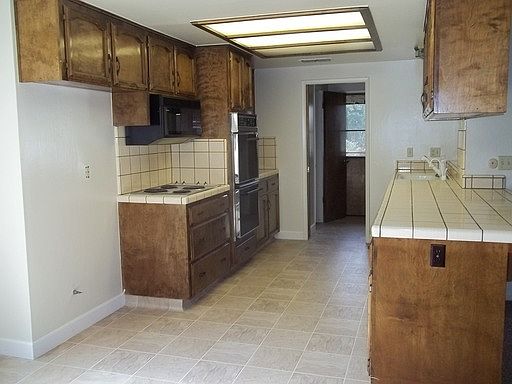 3rd image of 608 E Warwick Ave
