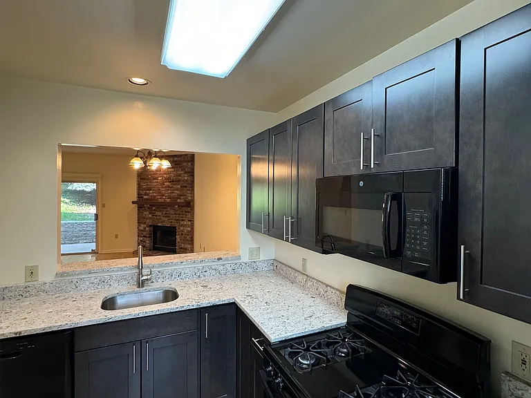 240 Shaler St — Photo 3