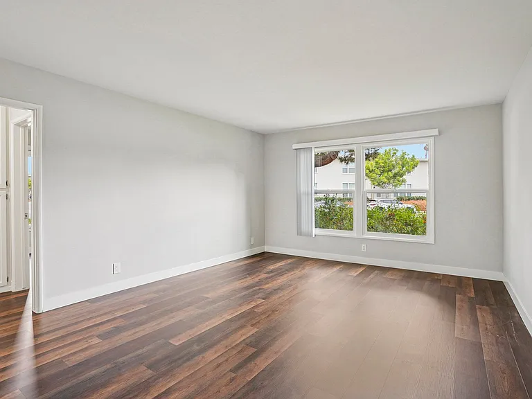 Hollypark Knolls Apartments — Photo 35