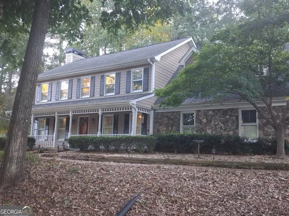 185 Indian Bluff Dr, Sharpsburg, GA 30277