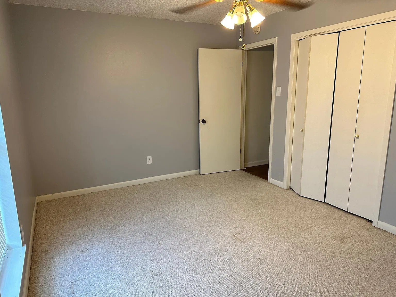 82 Janell Dr — Photo 2