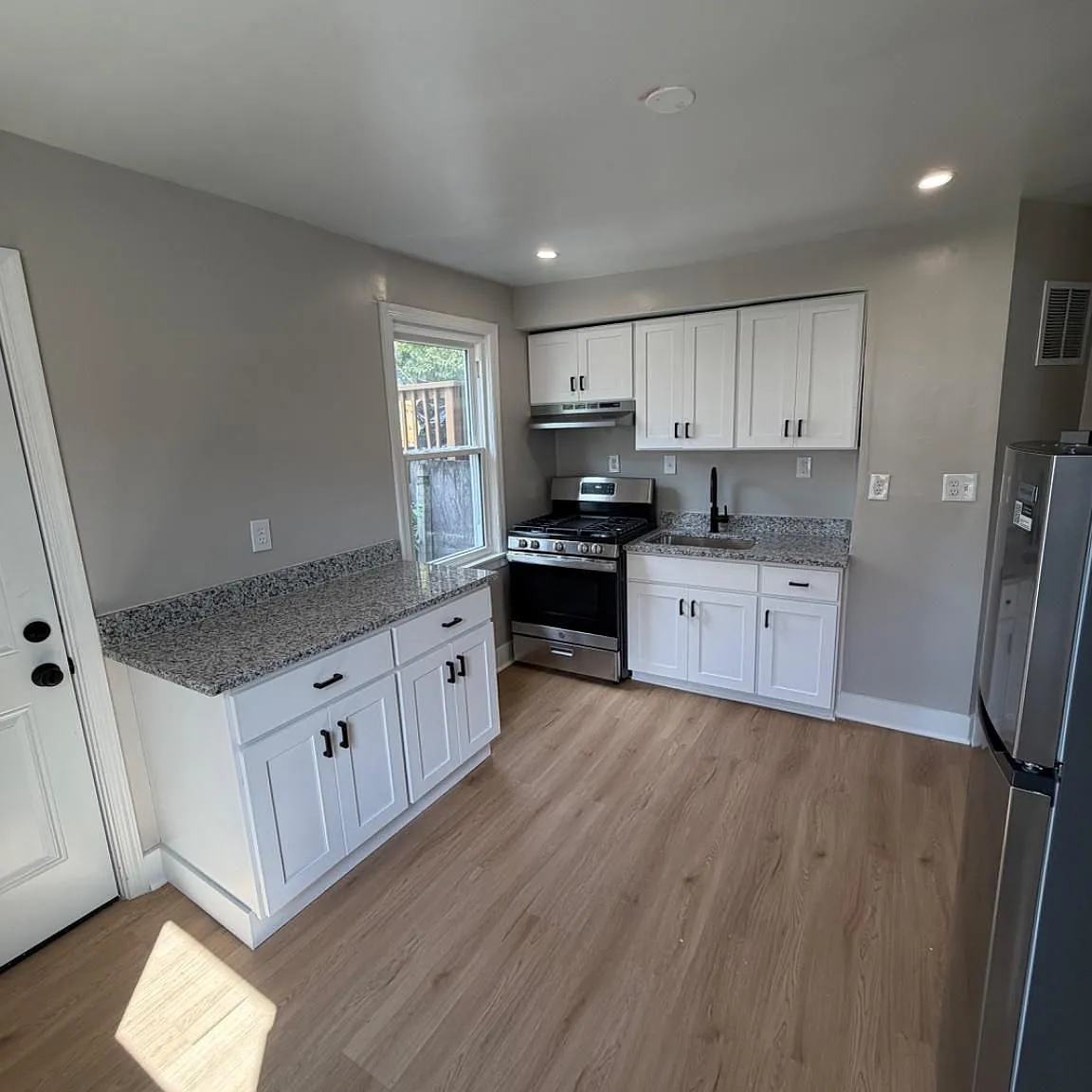 3 bed, 2.0 bath, 1114 sqft, $2,600 — Photo 2