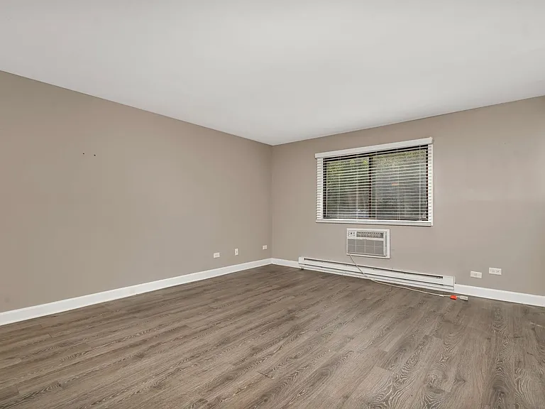 Lakeside Village Apartments — Photo 35