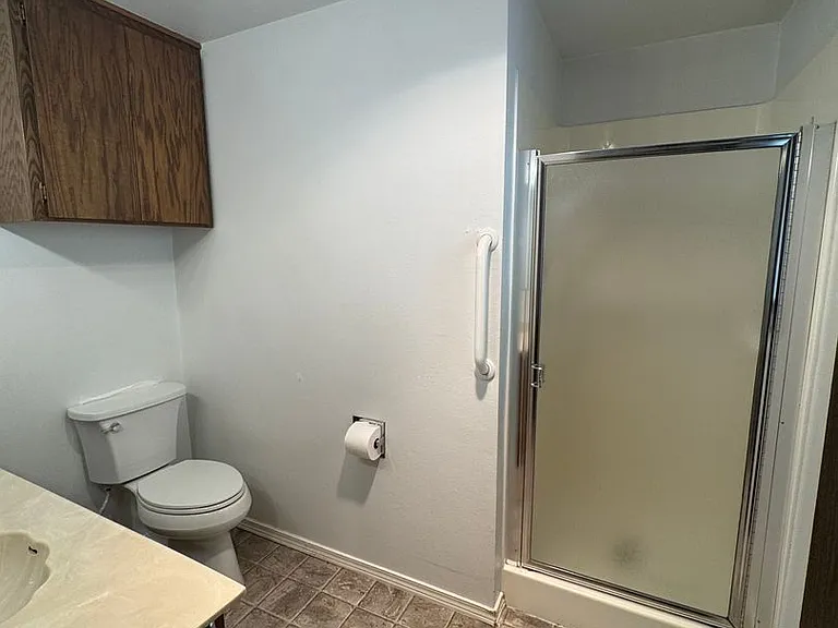 555 Hamlin Dr — Photo 9