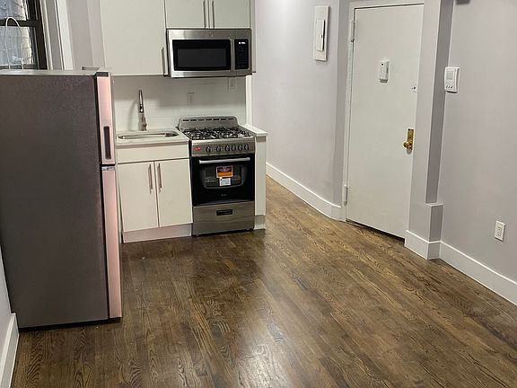 3rd image of 442 W 54th St APT 12