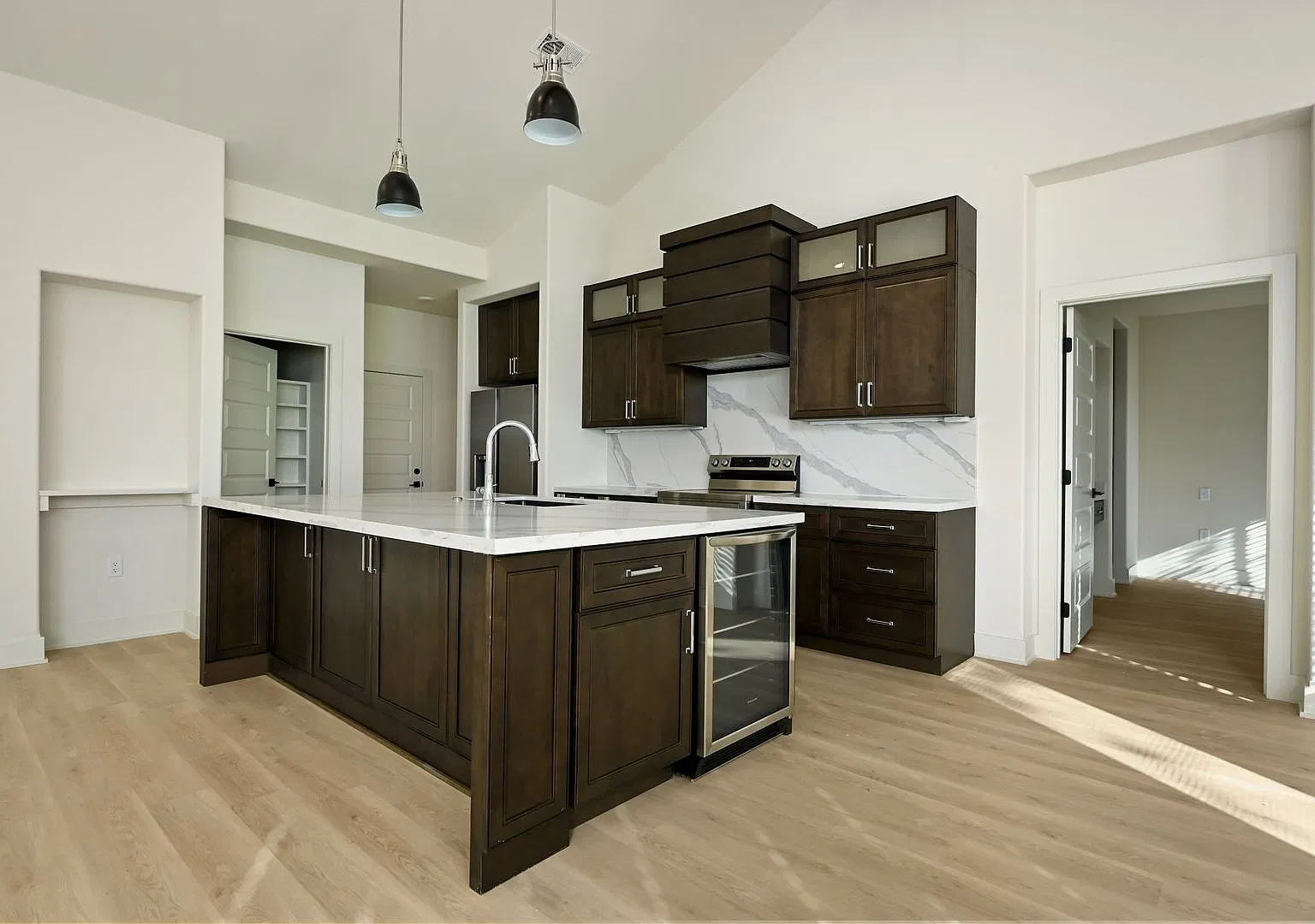 Stunning 2-bedroom, 2-bathroom, 2-car Townhome In Raymore MO — Photo 3