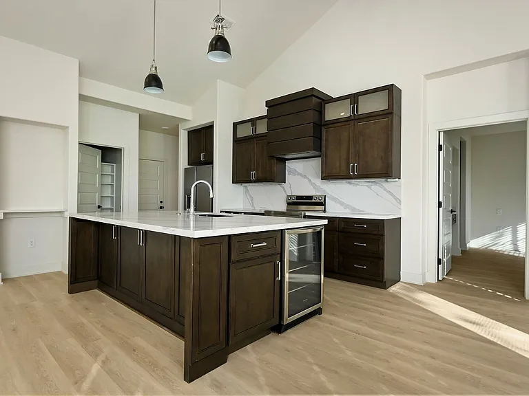 212 E Maplewood Ln — Photo 8