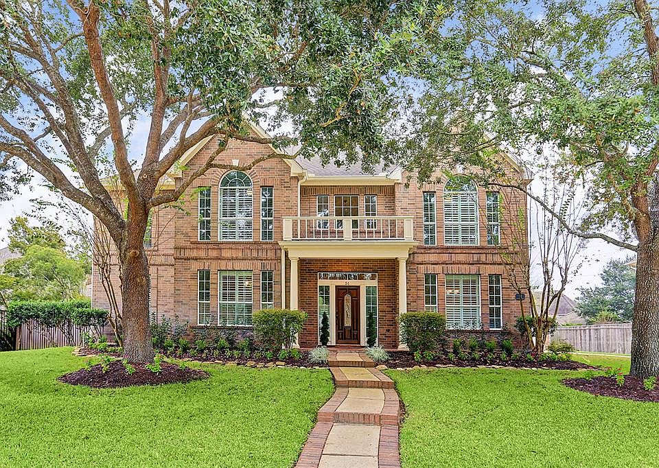 This beautiful Newmark home has been lovingly cared for and updated by its original owners. Nested in fabulous master planned community New Territory, this location is convenient to everything Sugar Land.
