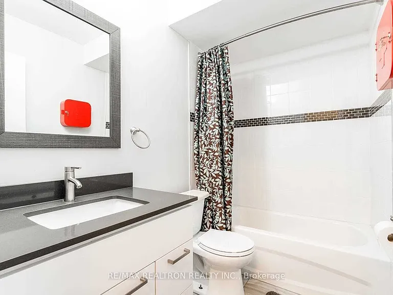 1319 Gerrard St E #LOWER — Photo 20
