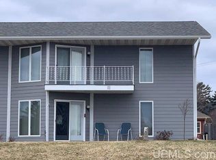 2000 Lake Shore Dr APT B, Gladstone, MI 49837