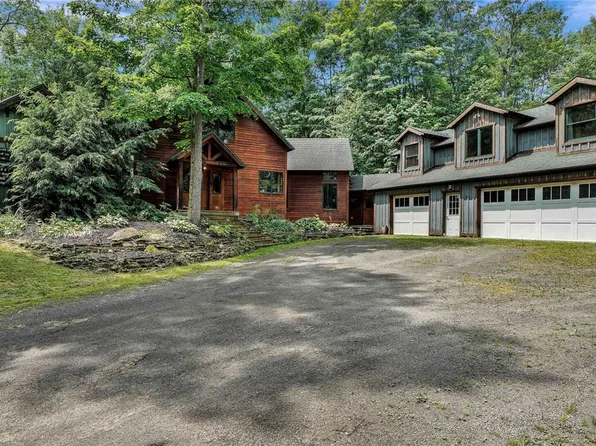 2020 Schrantz Dr, Great Valley, NY 14741