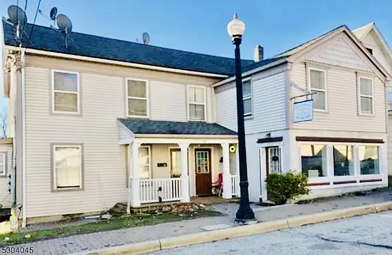 3 bed, 1.5 bath, $2,700 — Photo 2