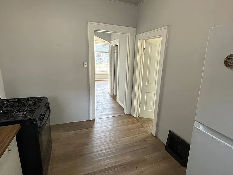 205-07 Rebecca St — Photo 6