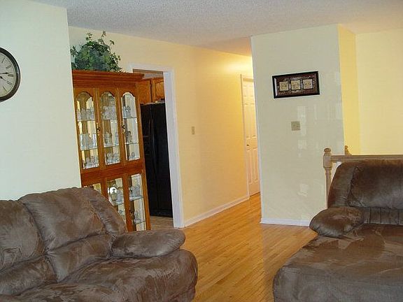 4th image of 548 Greenhill Dr NE