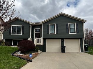 1805 SE Ridgewood Dr, Blue Springs, MO 64014