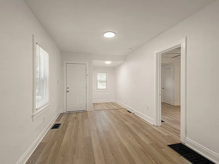 815 W 77th St — Photo 15