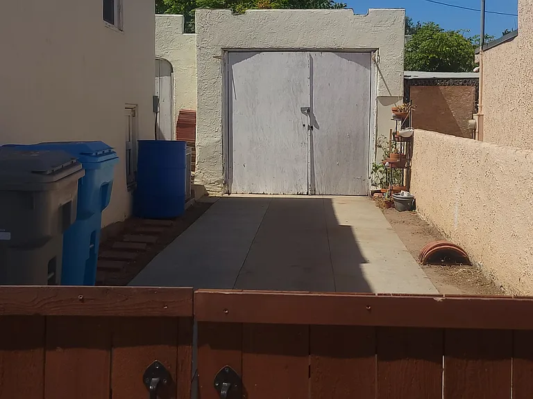 2746 E St — Photo 2