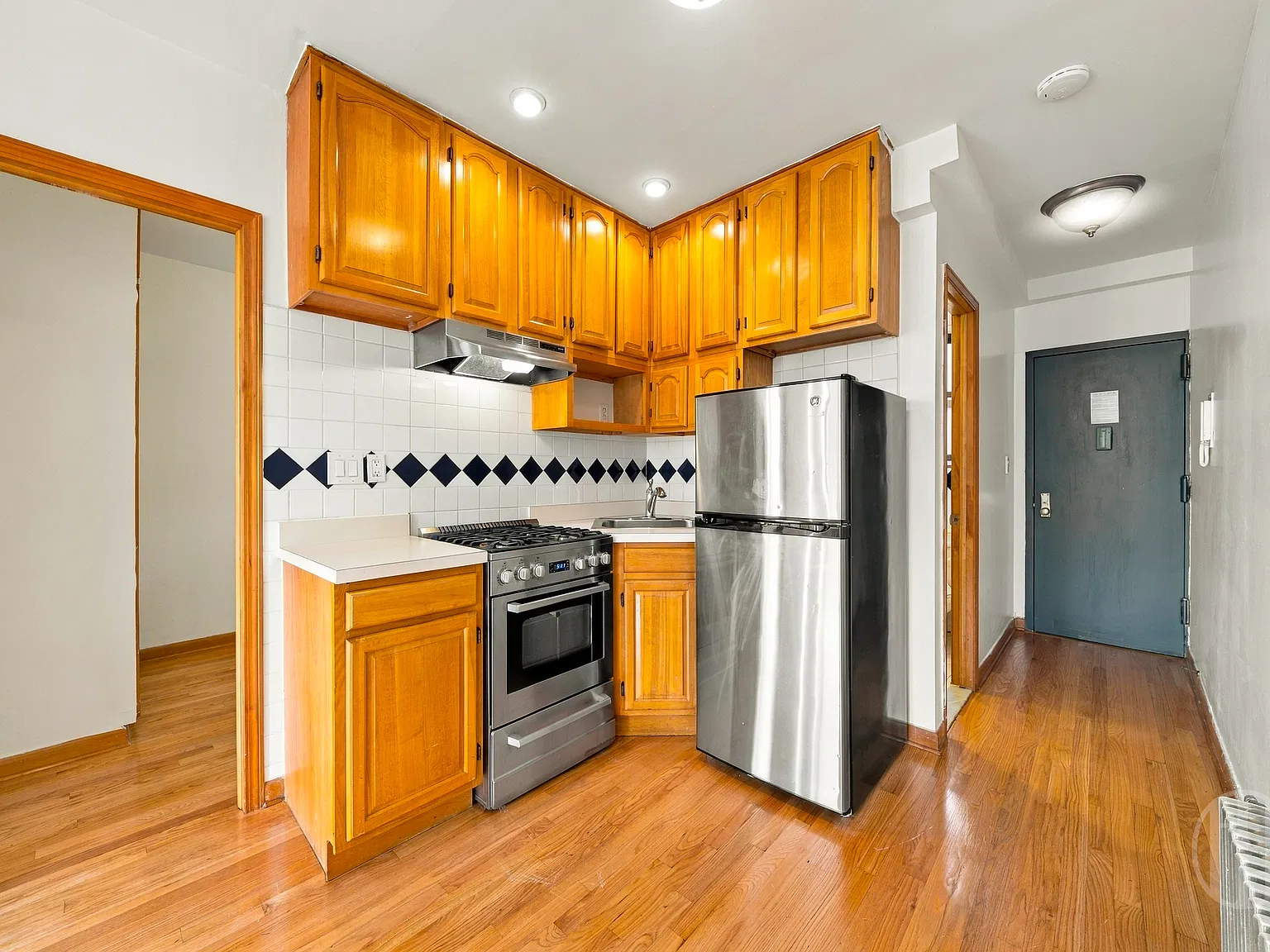 198 Elizabeth Street — Photo 3
