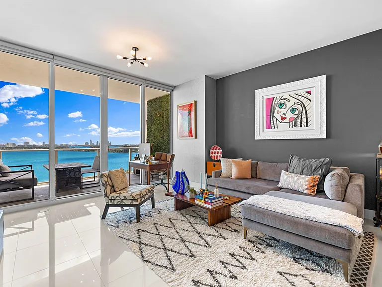 2020 N Bayshore Dr — Photo 1