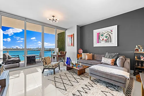 2020 N Bayshore Dr Photo 1