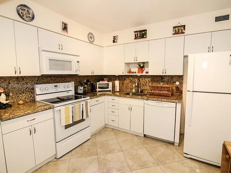 5151 Collins Ave #827 — Photo 7