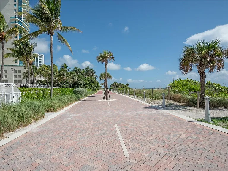 5005 Collins Ave #1506 — Photo 35