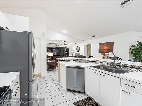 4th image of 4075 NW 59th St