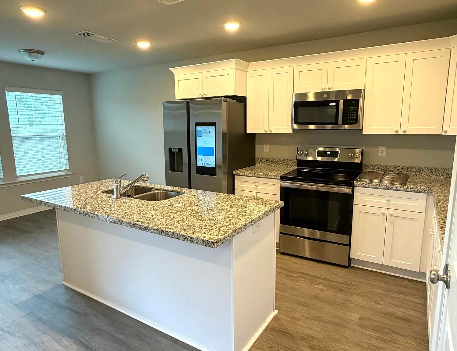 3 bed, 2.0 bath, 2727 sqft, $2,200 — Photo 3