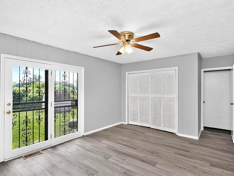 2423 Underwood St — Photo 11