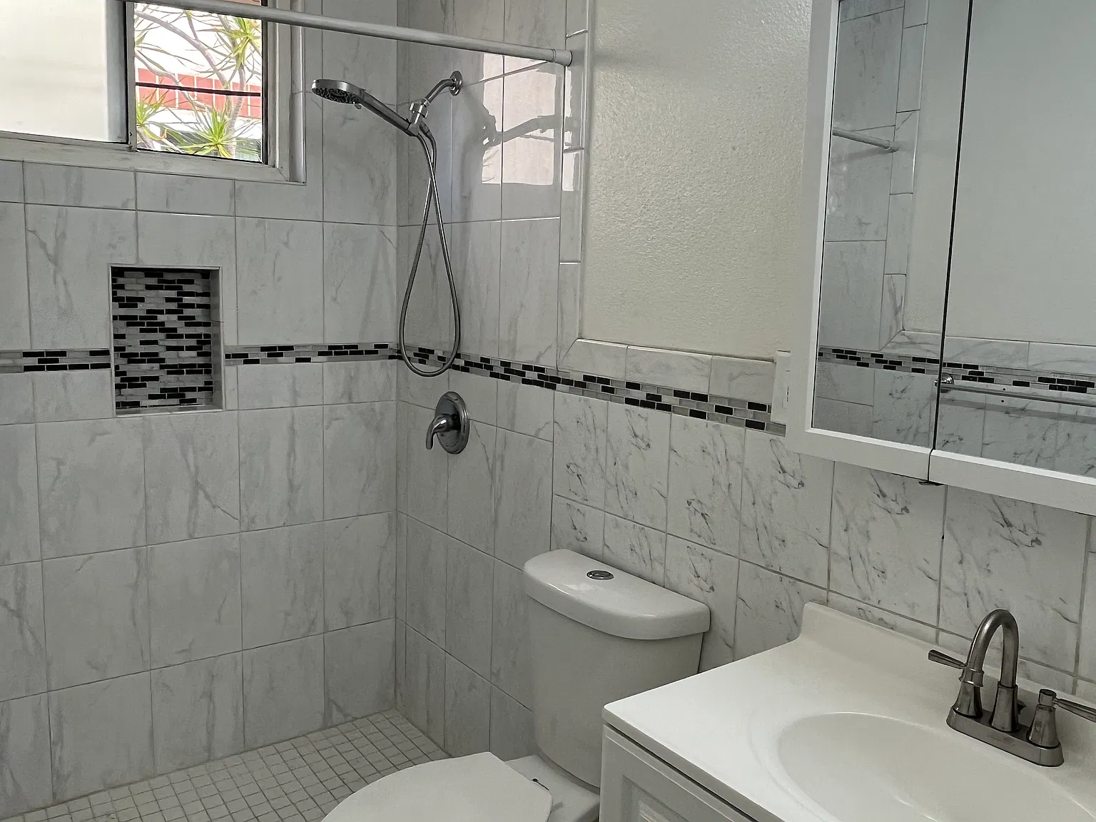 4 bed, 1930 sqft, $3,975 — Photo 4
