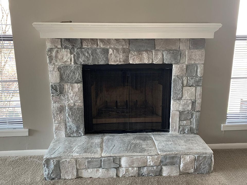 Beautiful stone fire place (natural gas)