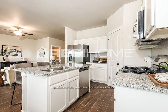 3 bed, 2.0 bath, 1516 sqft, $1,645 — Photo 3