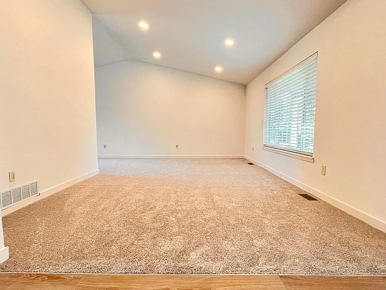 Brand new carpet & luminous living space!
