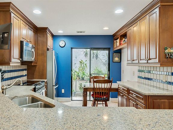 5th image of 216 Balfour Dr #11