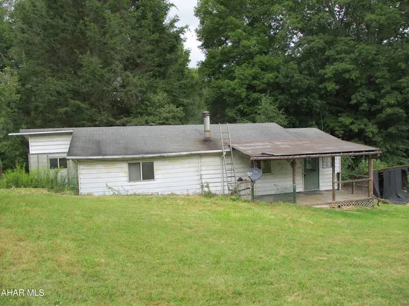 305 Sawmill Ln, La Jose, PA 15753
