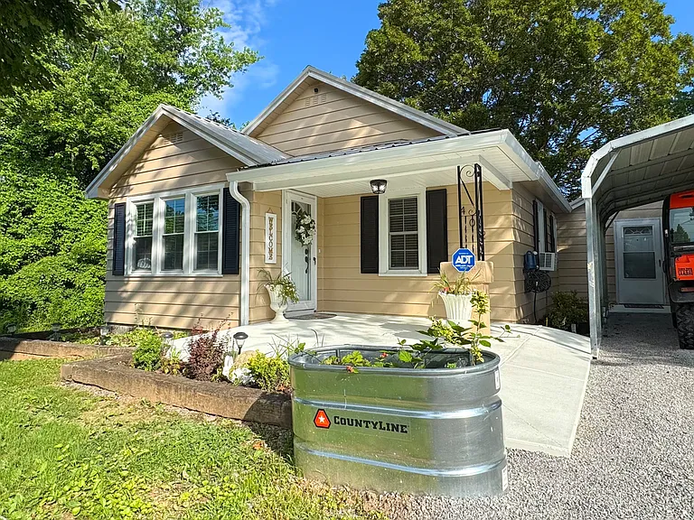 402 Underwood St — Photo 2