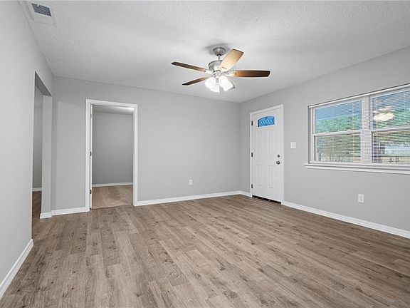 5th image of 4105 Saint Nicholas Dr E