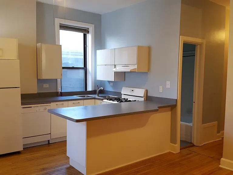 216 W Saint Paul Ave #2R — Photo 1
