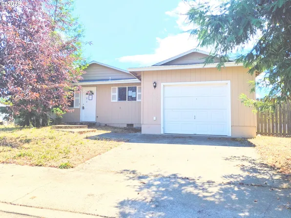 225 Corona Loop Rd, Roseburg, OR 97471